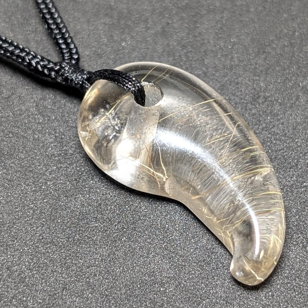 【鋭い金線がカッコイイ】ゴールドルチルクォーツ 勾玉ネックレス 紐付き 透明感◎