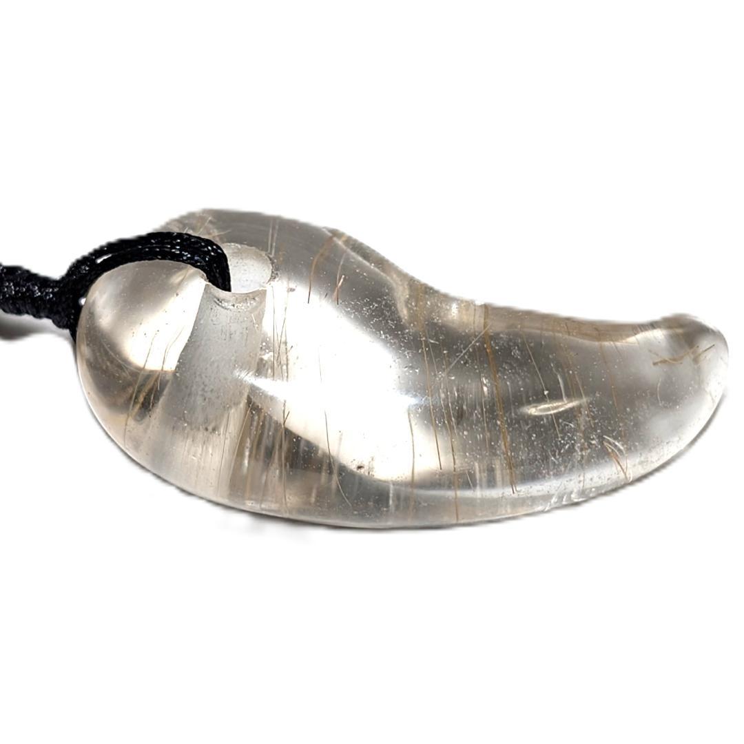 【鋭い金線がカッコイイ】ゴールドルチルクォーツ 勾玉ネックレス 紐付き 透明感◎