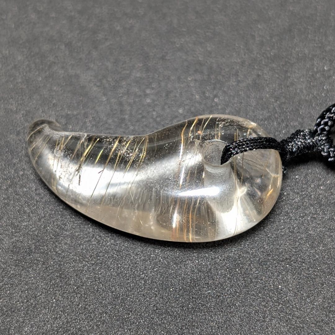 【鋭い金線がカッコイイ】ゴールドルチルクォーツ 勾玉ネックレス 紐付き 透明感◎