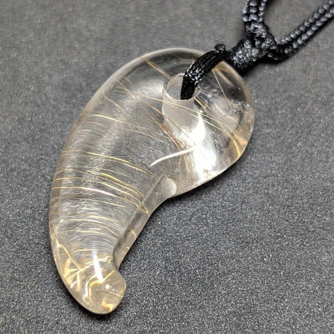 【鋭い金線がカッコイイ】ゴールドルチルクォーツ 勾玉ネックレス 紐付き 透明感◎