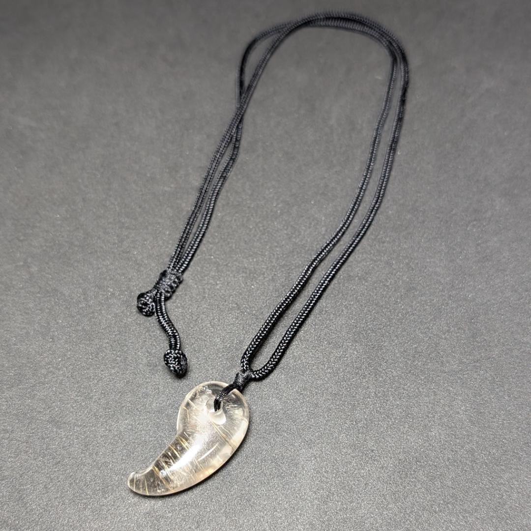 【鋭い金線がカッコイイ】ゴールドルチルクォーツ 勾玉ネックレス 紐付き 透明感◎