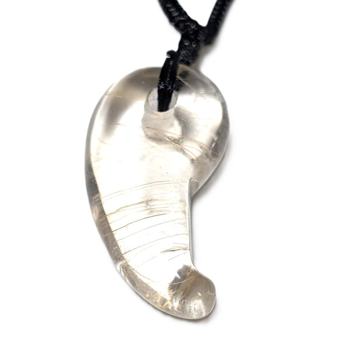 【鋭い金線がカッコイイ】ゴールドルチルクォーツ 勾玉ネックレス 紐付き 透明感◎