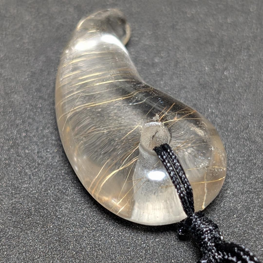 【鋭い金線がカッコイイ】ゴールドルチルクォーツ 勾玉ネックレス 紐付き 透明感◎