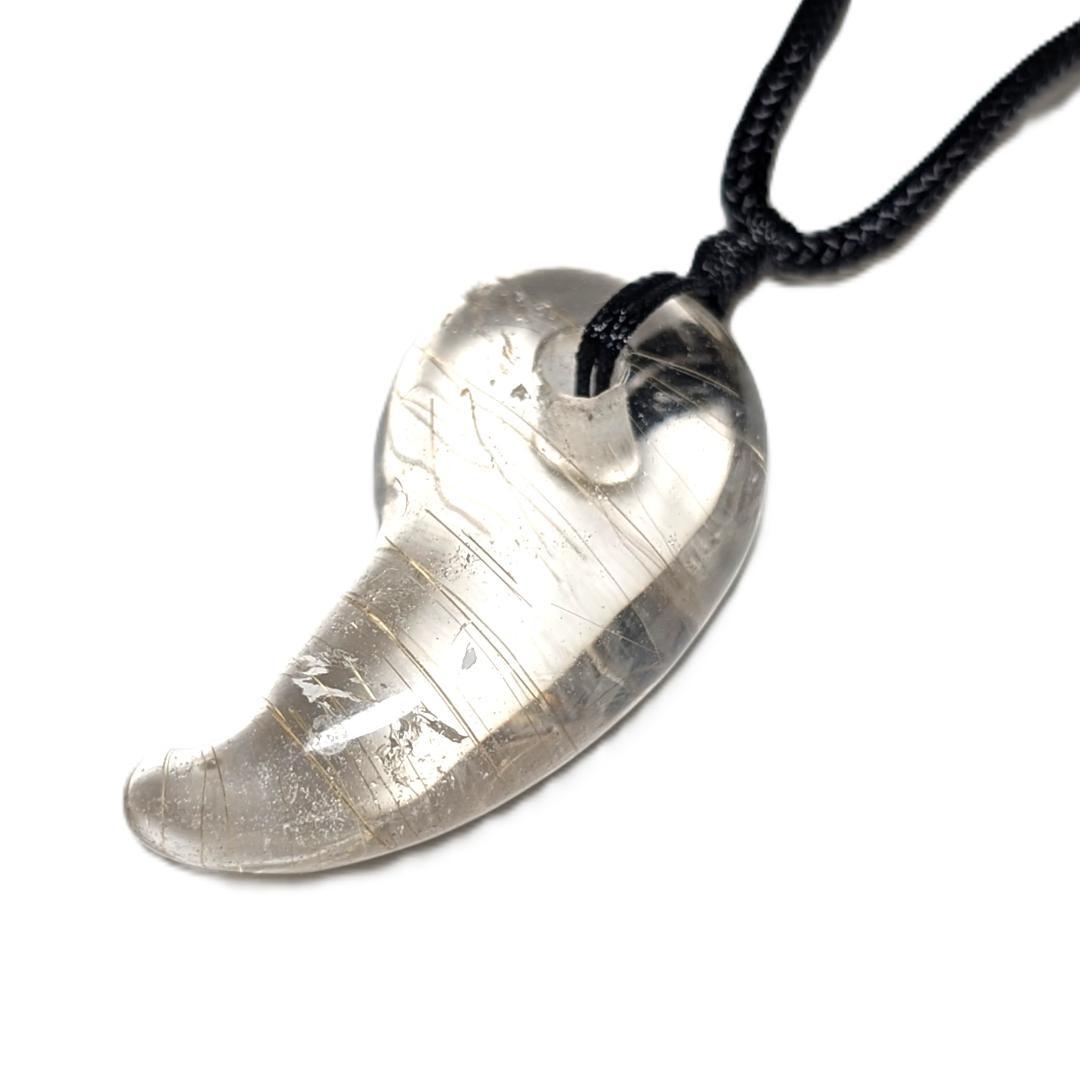 【鋭い金線がカッコイイ】ゴールドルチルクォーツ 勾玉ネックレス 紐付き 透明感◎