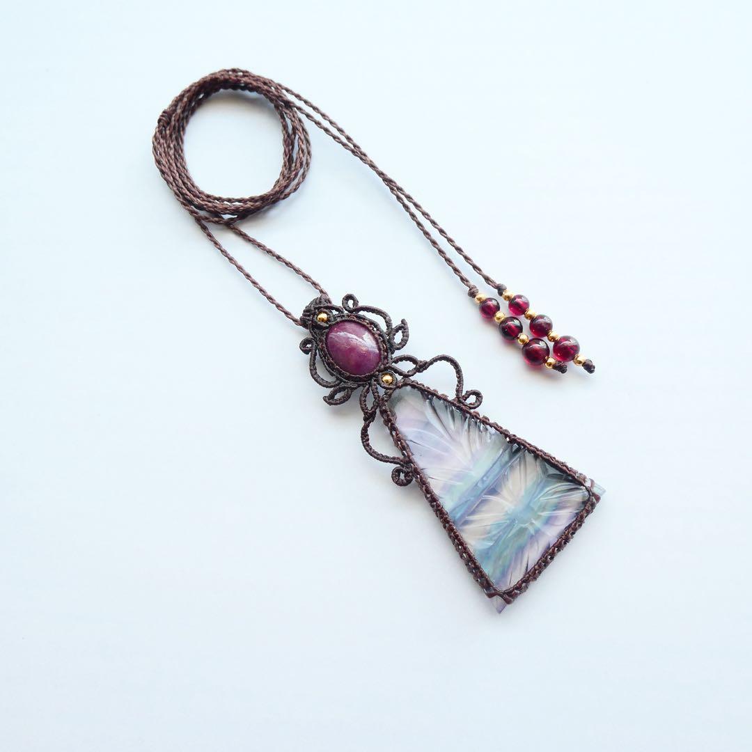 彫刻フローライト・ルビーのマクラメネックレス