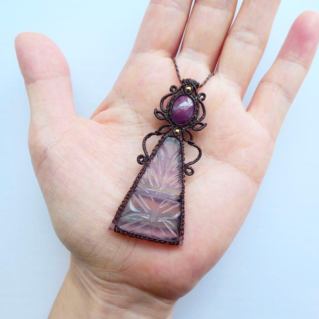 彫刻フローライト・ルビーのマクラメネックレス