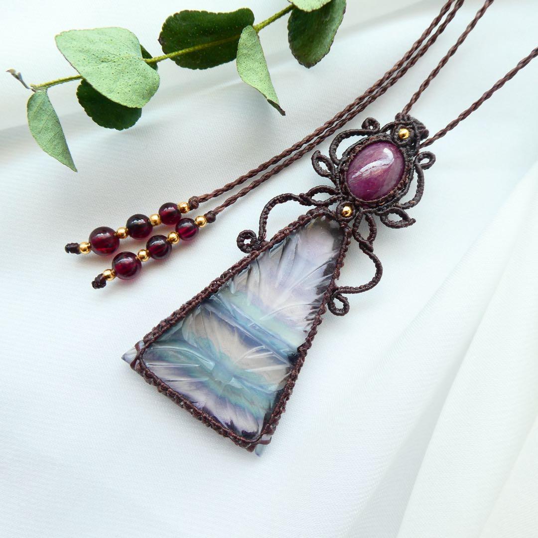 彫刻フローライト・ルビーのマクラメネックレス