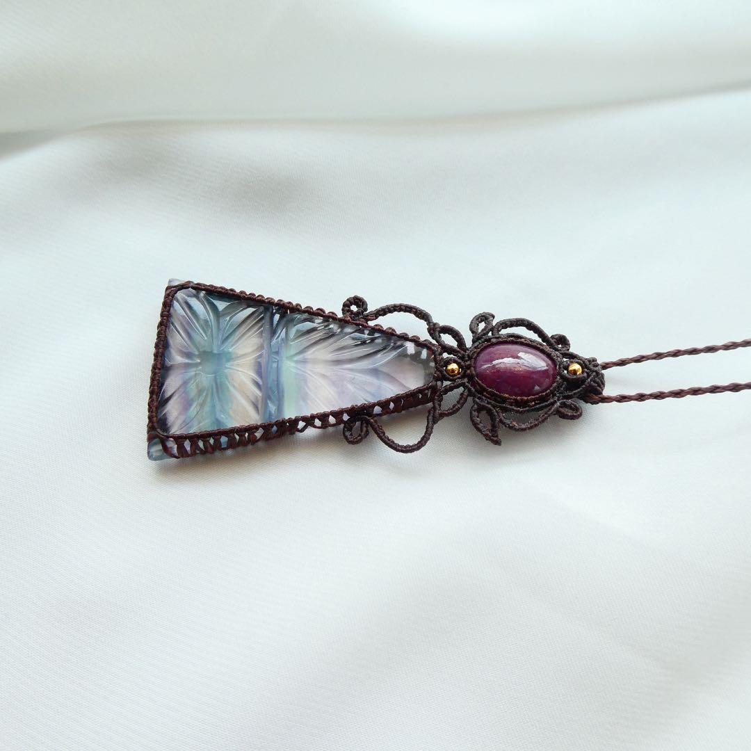 彫刻フローライト・ルビーのマクラメネックレス