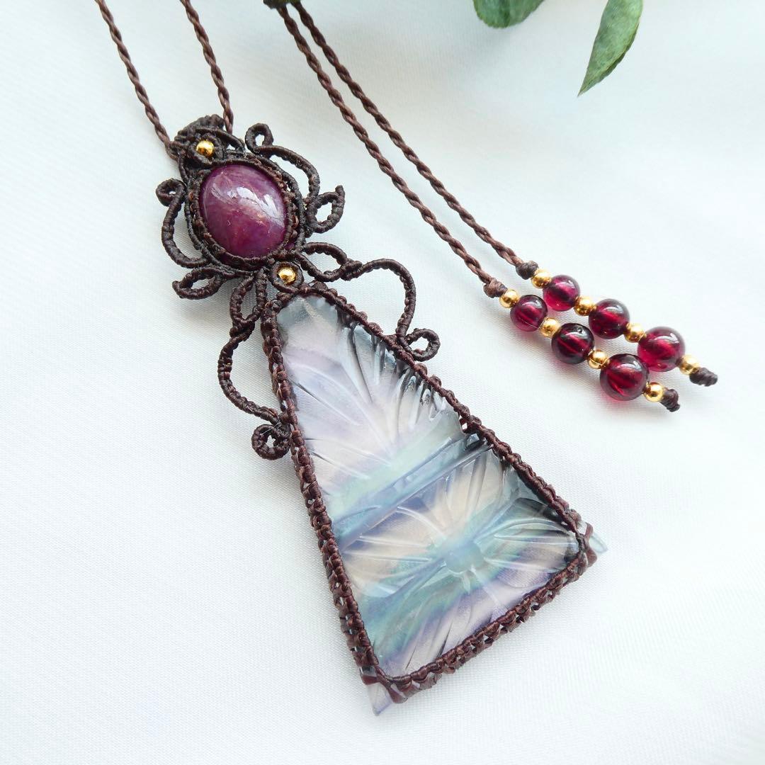 彫刻フローライト・ルビーのマクラメネックレス