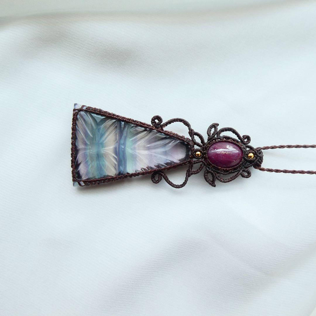 彫刻フローライト・ルビーのマクラメネックレス