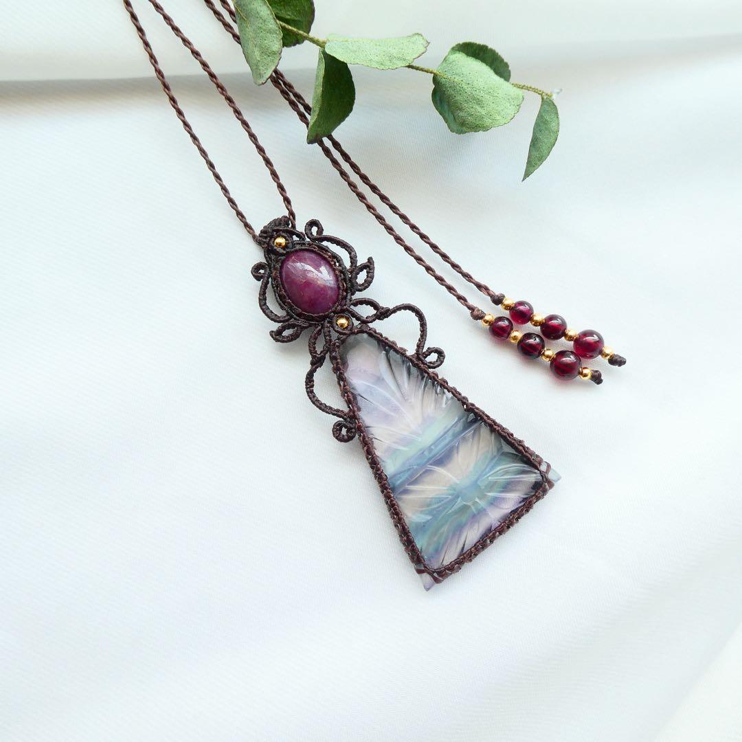 彫刻フローライト・ルビーのマクラメネックレス