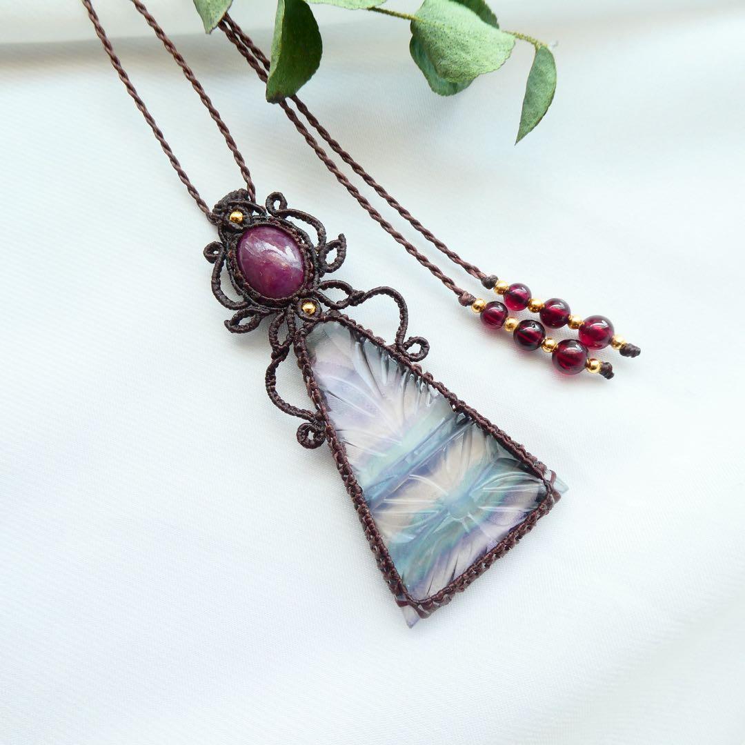 彫刻フローライト・ルビーのマクラメネックレス