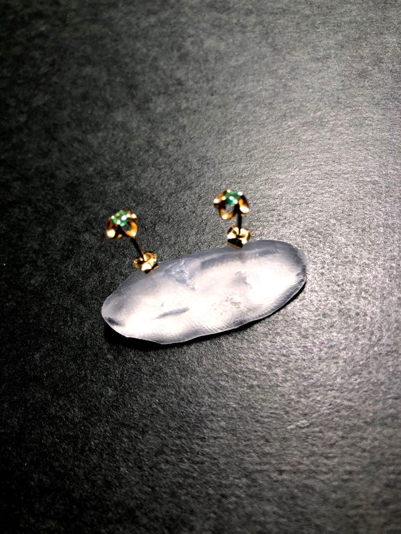 K18 計0.7g エメラルド　フラワーデザイン　ピアス