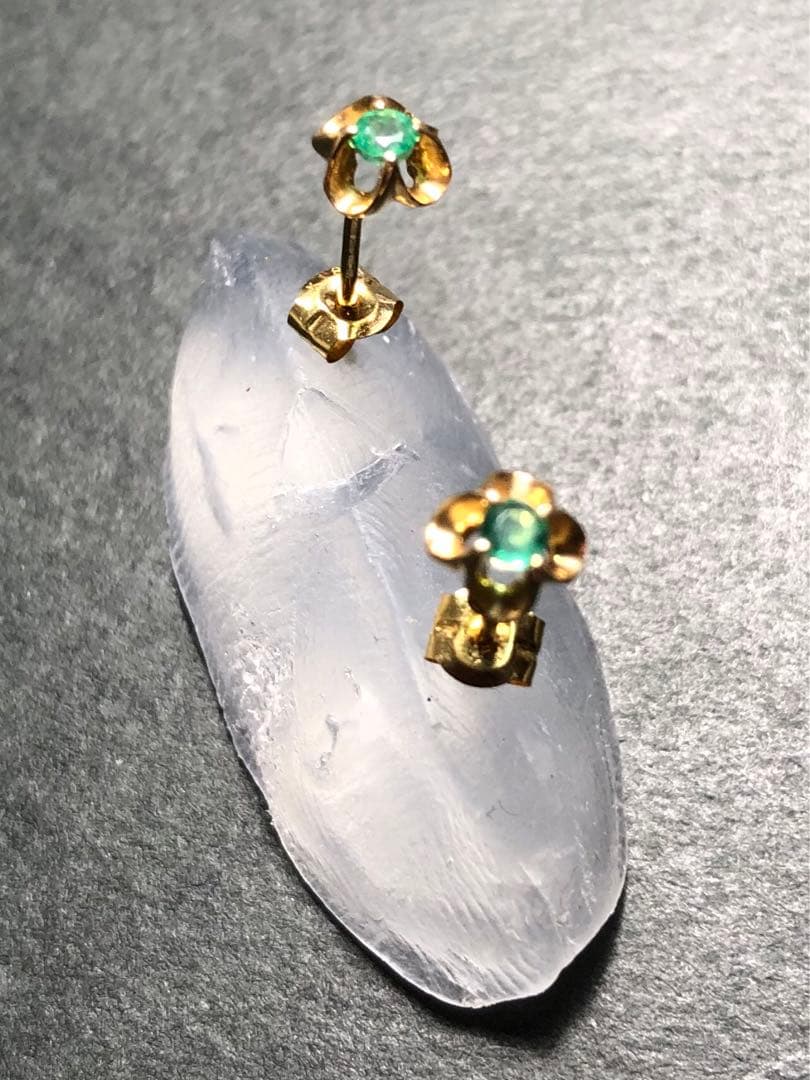 K18 計0.7g エメラルド　フラワーデザイン　ピアス