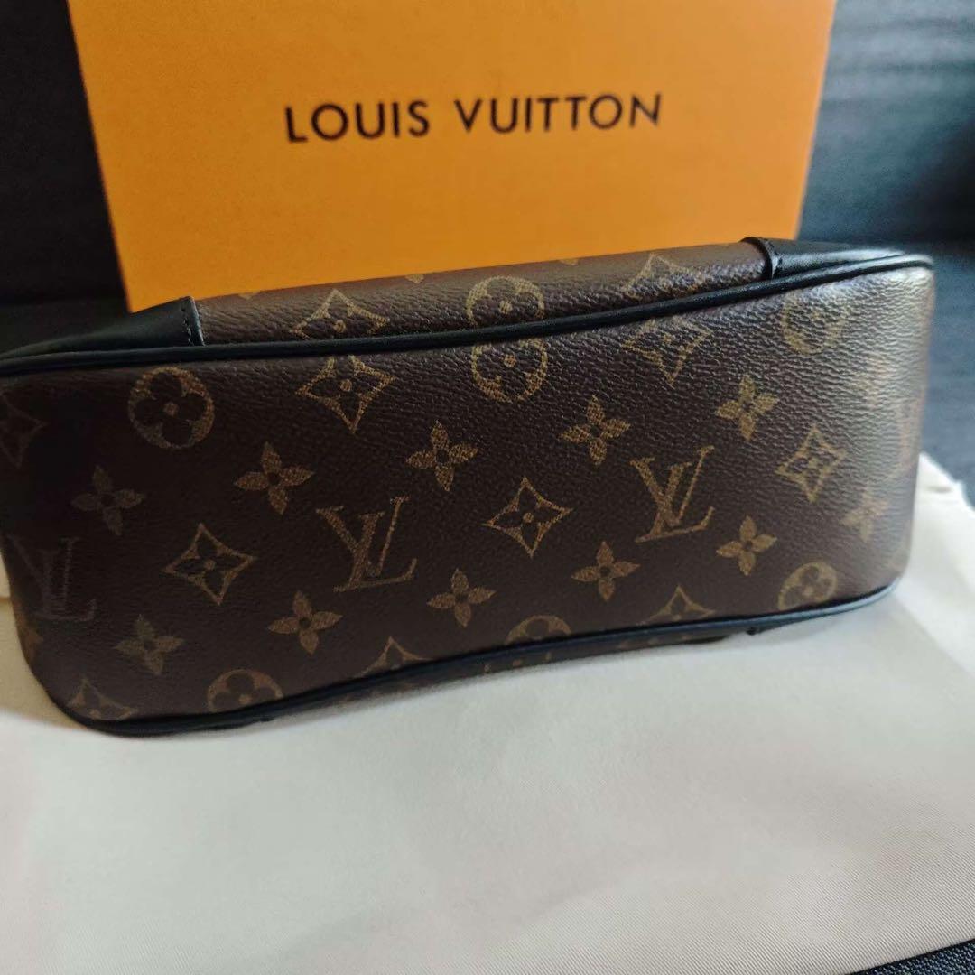 モノグラムキャンバスのブラウンショルダーバッグ、ゴールド金具付き