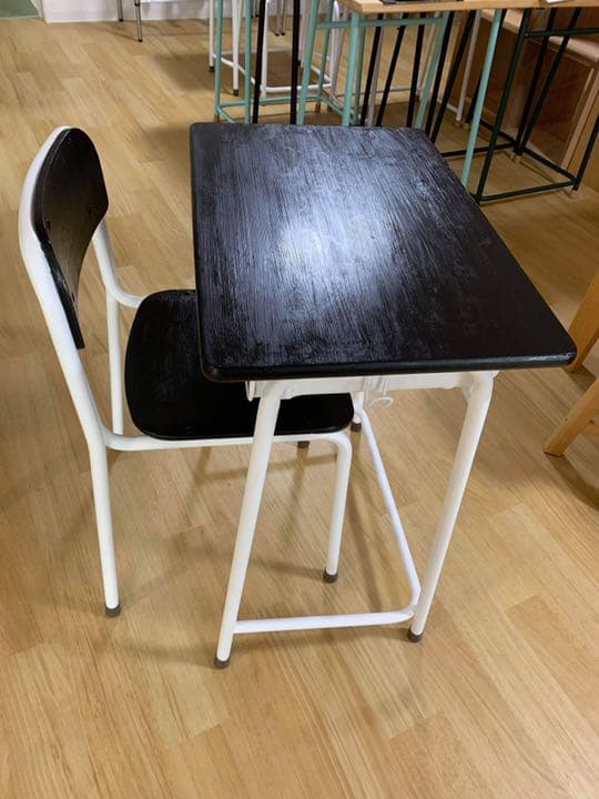 懐かしい学習机が黒色シックにリメイク
