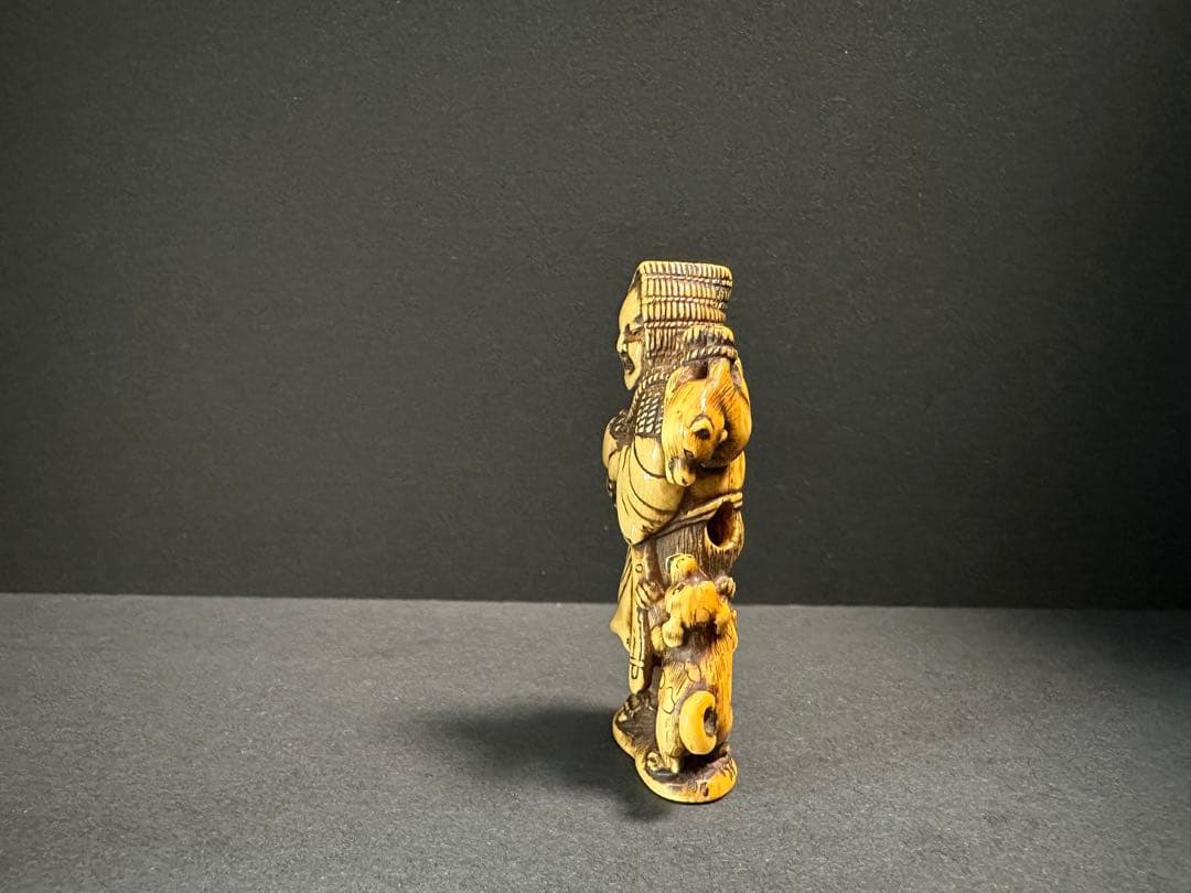 根付(netsuke)】犬を連れた旅人の根付 江戸時代 - メルカリ