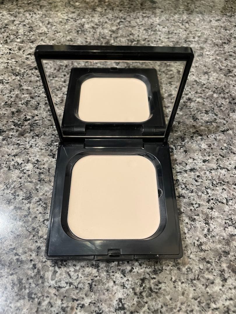 クレドポーボーテ　プードルコンパクトエサンシエル（エレガントスリム）