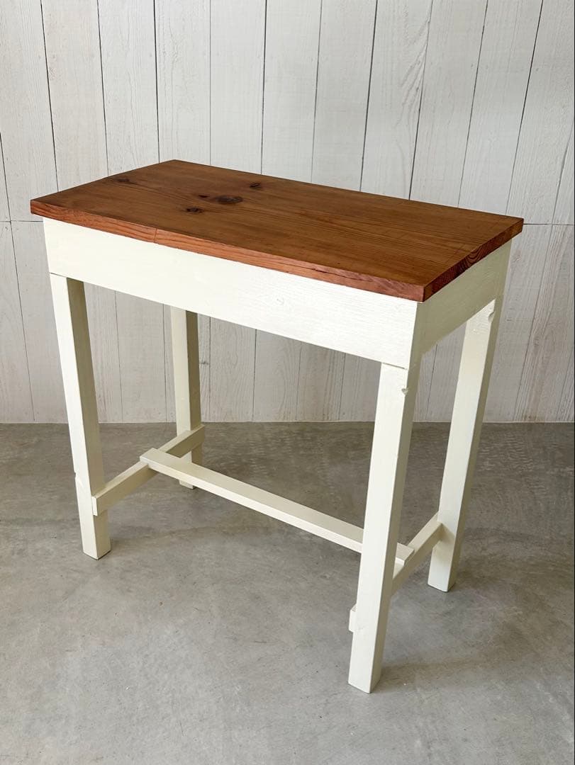 古材のテーブル