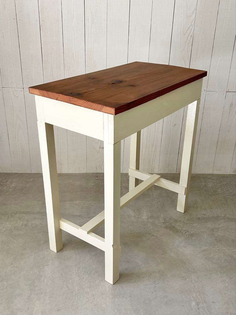 古材のテーブル