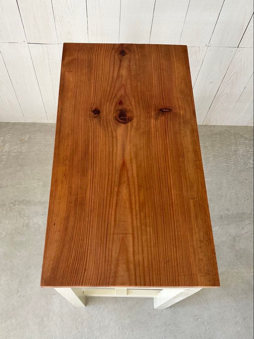 古材のテーブル