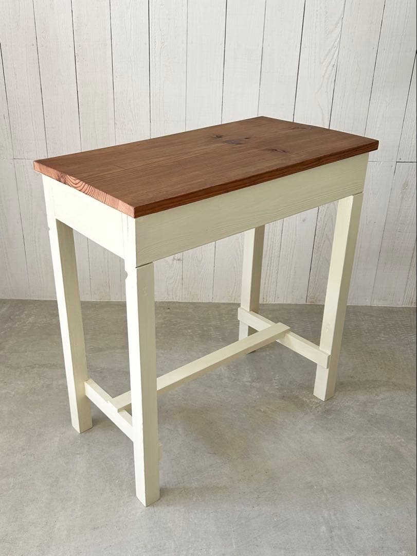 古材のテーブル