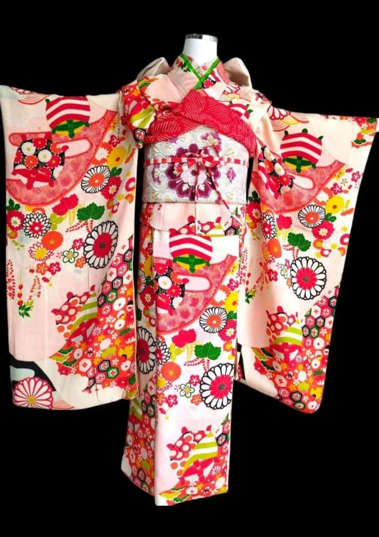 アンティーク薄ピンクの着物と3歳着物