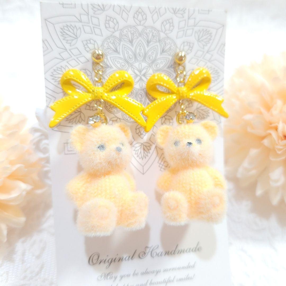 １点限定❣️大ぶりステッチリボンとふわもこフロッキーベアのピアス イエロー♡
