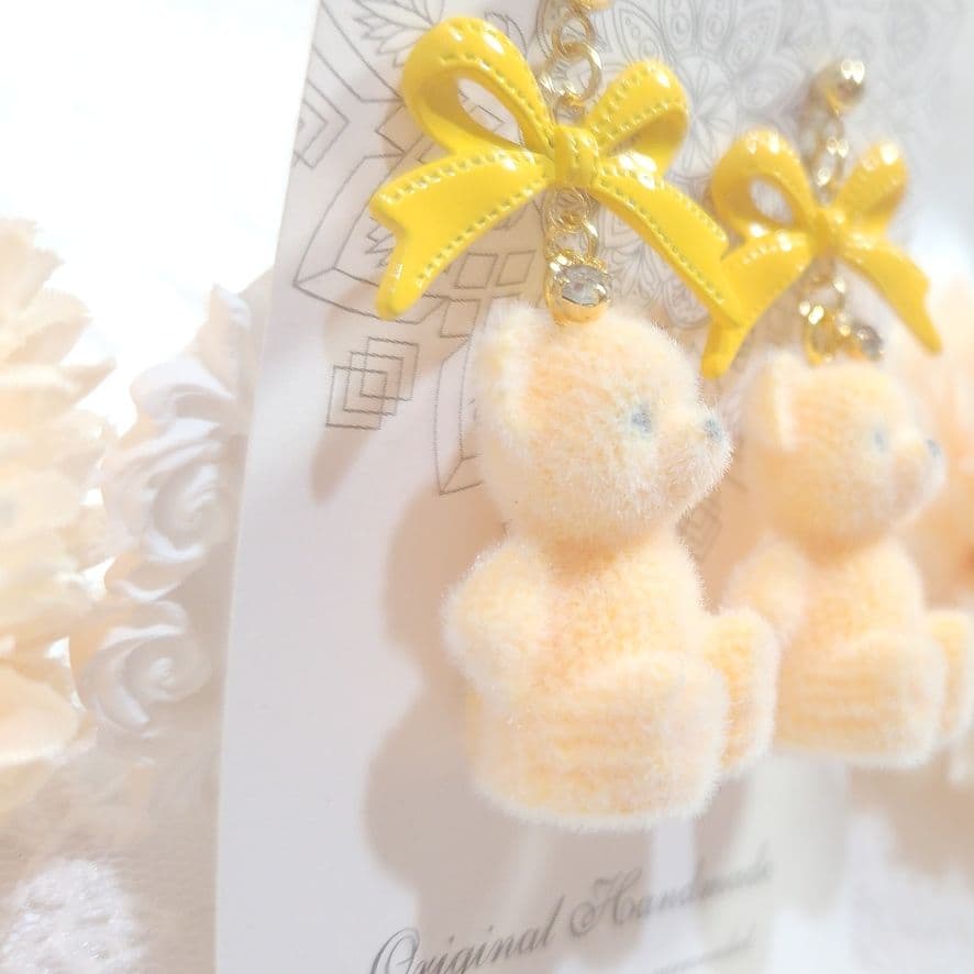 １点限定❣️大ぶりステッチリボンとふわもこフロッキーベアのピアス イエロー♡