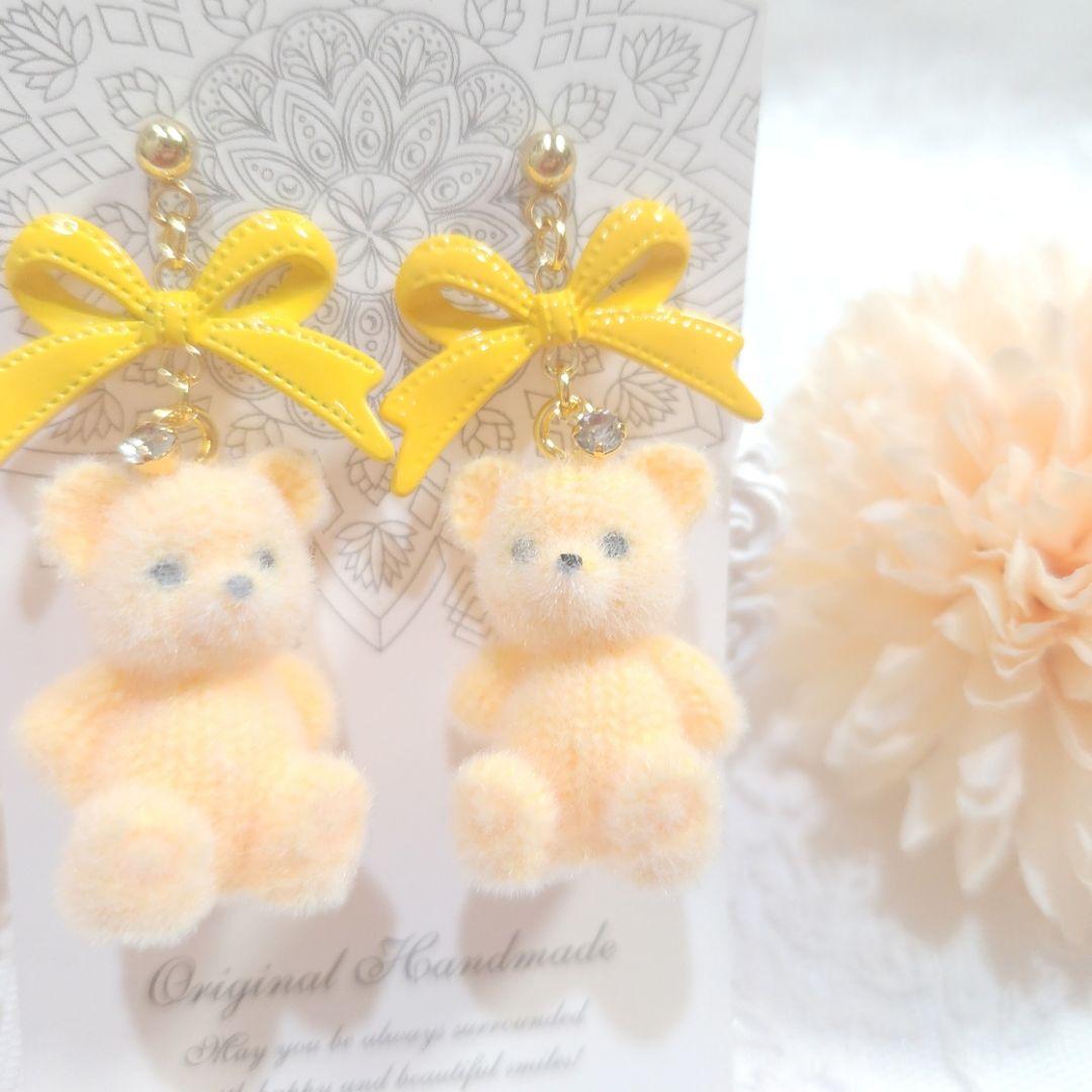 １点限定❣️大ぶりステッチリボンとふわもこフロッキーベアのピアス イエロー♡