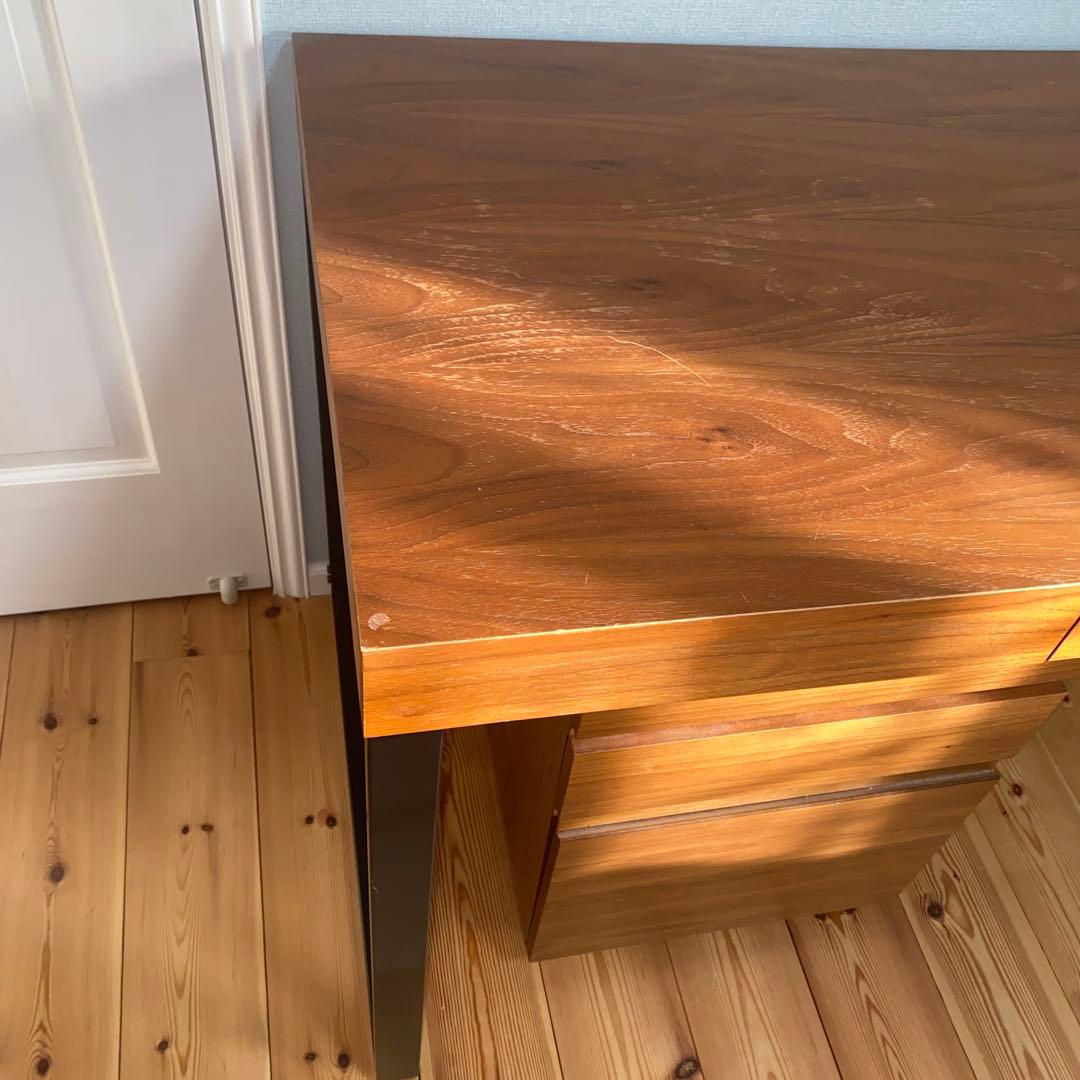 スタイリッシュな学習机　モダン　北欧風