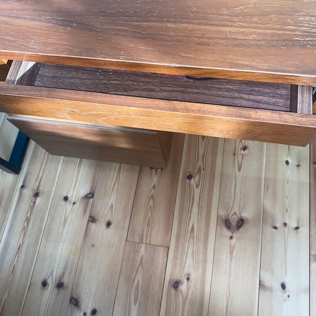 スタイリッシュな学習机　モダン　北欧風