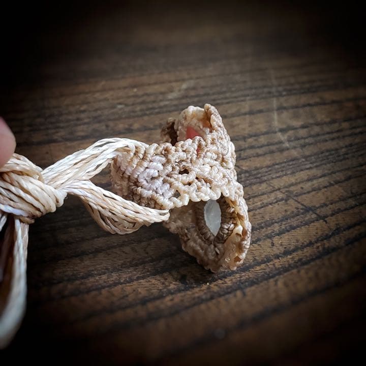 艶々ボリュームリング「インカローズ」と「ムーンストーン」のマクラメ