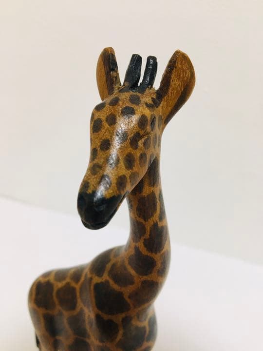 ケニア製キリンの置物　木彫り
