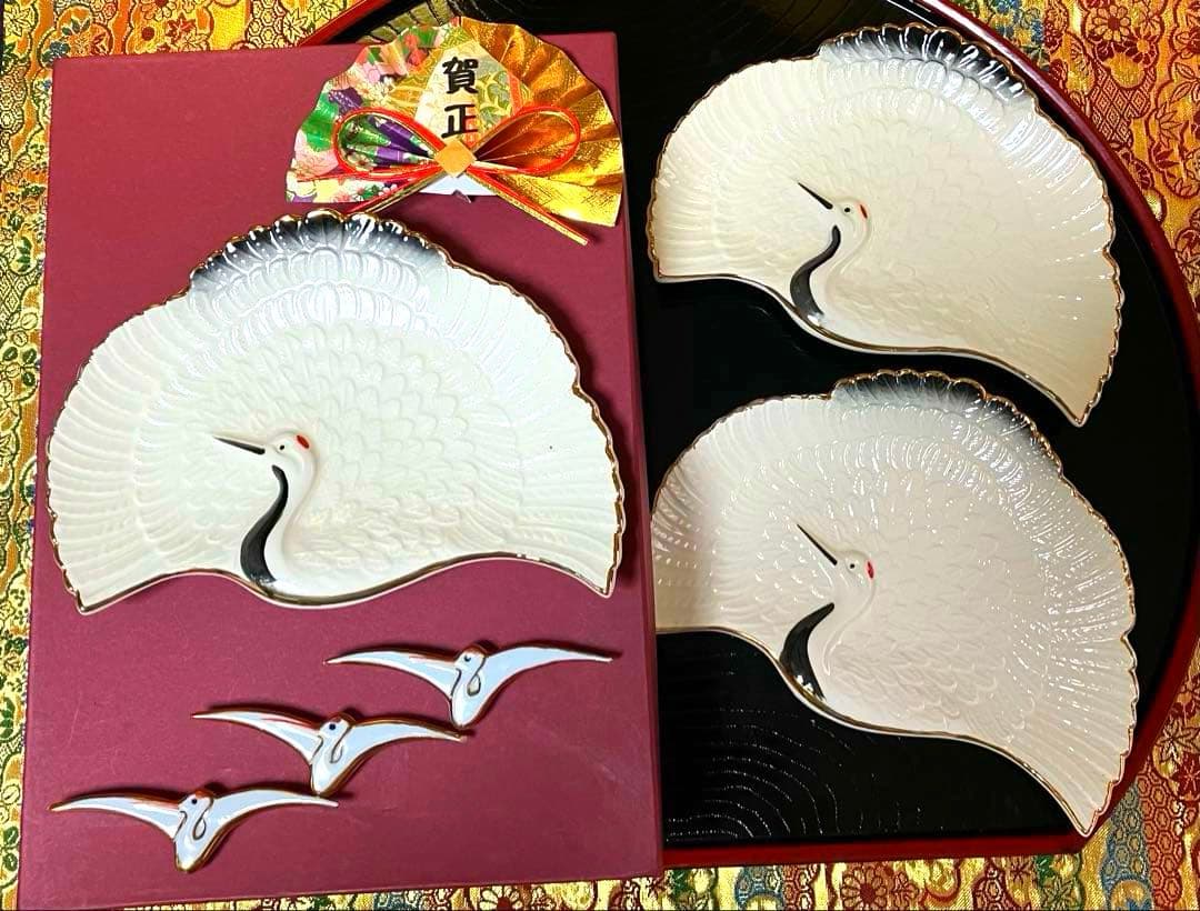 パコ 白い鶴の模様の扇形皿 3枚 鶴皿　鶴型　箸置き各3点セット　お正月