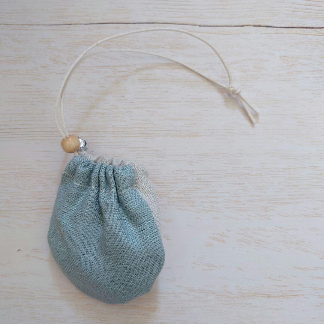 ちっちゃなりんりんお守りサシェ【白猫とぽんぽん花】