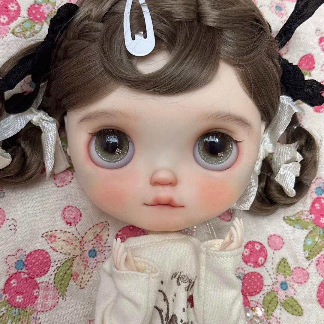 カスタムブライス 海外作家様 恥ずかしがり屋 幼い 優しい 透明感 下唇を噛む