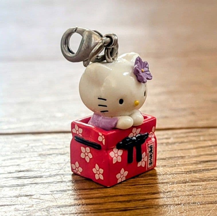 ご当地キティ 山梨県 信玄餅キティちゃん ファスナーマスコット - メルカリ