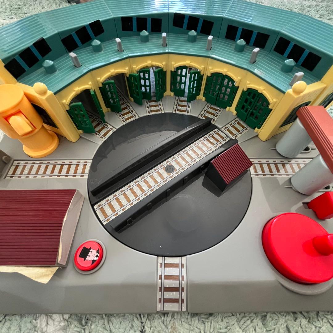 箱、取説あり】車両付き トミカ トーマス DX おしゃべり操車場 α