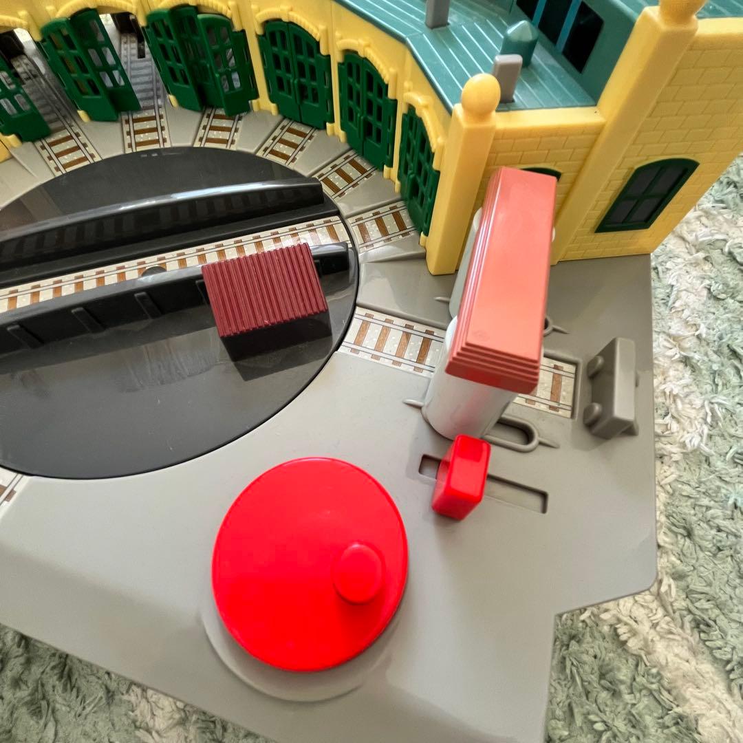 箱、取説あり】車両付き トミカ トーマス DX おしゃべり操車場 α