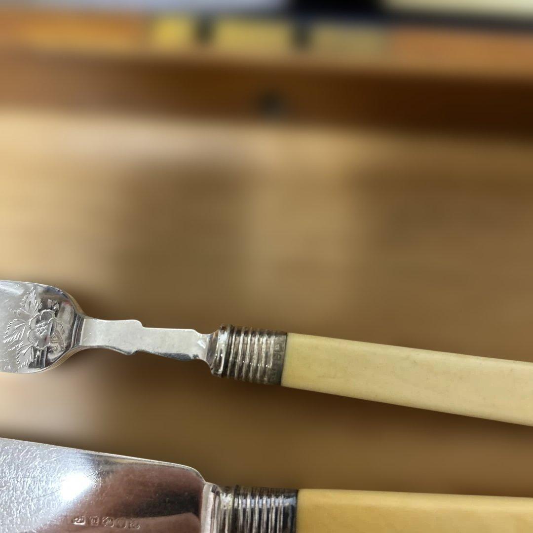 銀製のフォークとナイフ　アンティーク