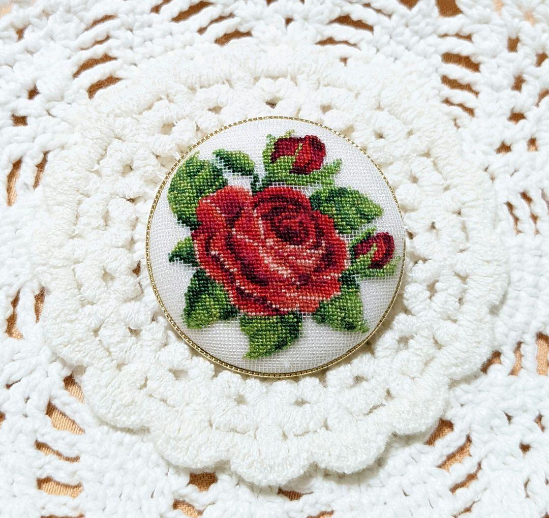 プチポアン・プチポワン☆赤い薔薇　刺繍ブローチ　ハンドメイド