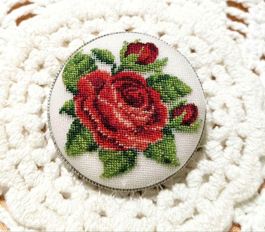 プチポアン・プチポワン☆赤い薔薇　刺繍ブローチ　ハンドメイド