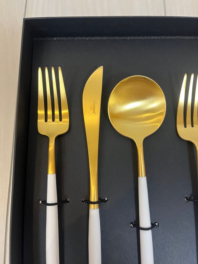 【新品 未使用】 クチポール　カトラリー　6点　化粧箱付き　ホワイト ゴールド