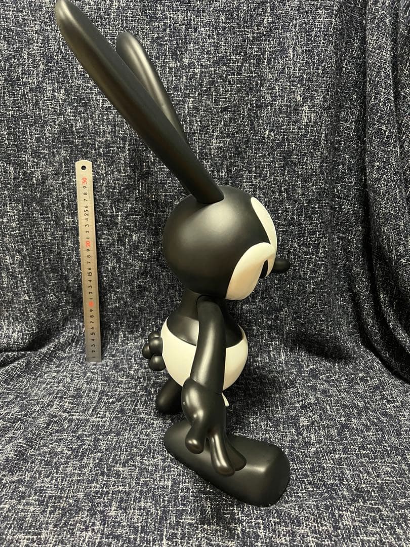 100個限定品　ディズニー　オズワルド　ビッグソフビフィギュア　モノトーンカラー