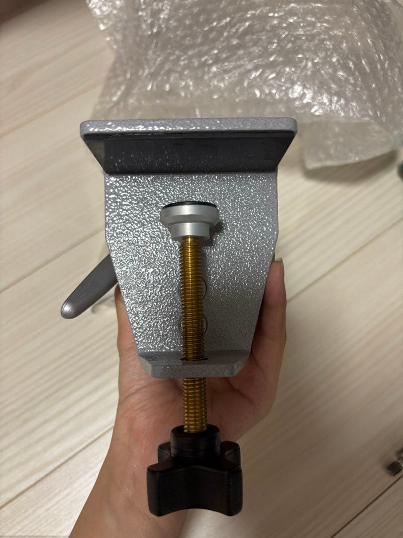 歯科用実習マネキン（頭部模型）のフェイスシールド 固定用クランプ