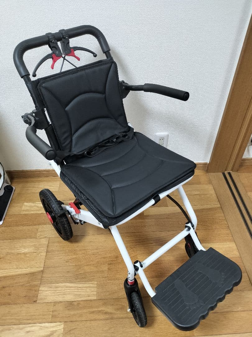 黒い介助用車椅子 折りたたみ式