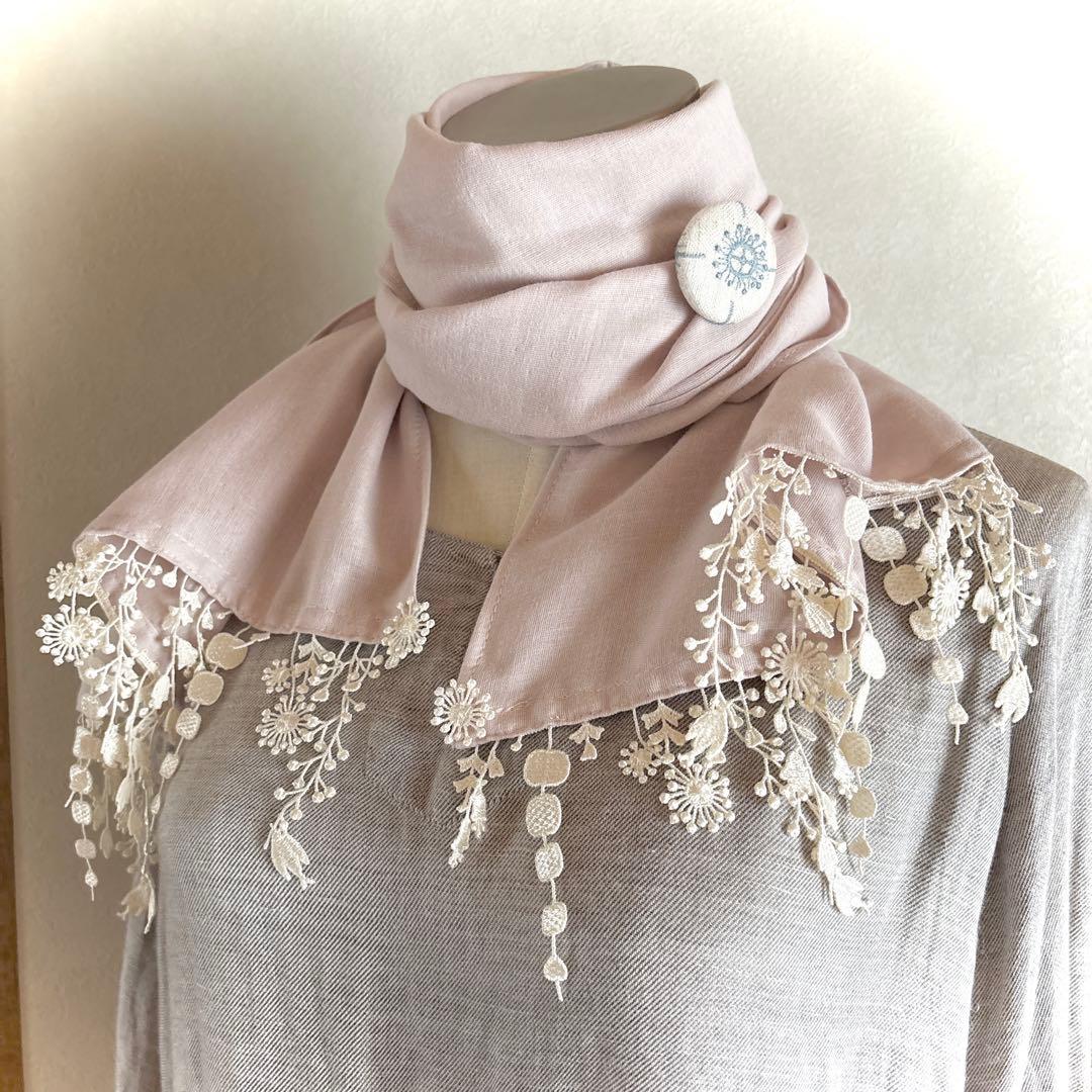 ミナペルホネンハンドメイドanemoneのブローチと潤いペールピンクの