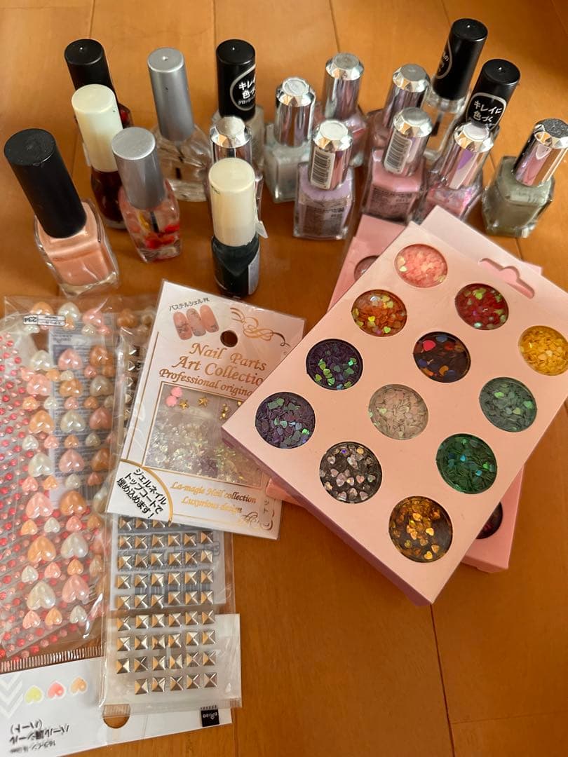 ネイルアート用品セット（多色パウダー、ポリッシュ、アートパーツ）