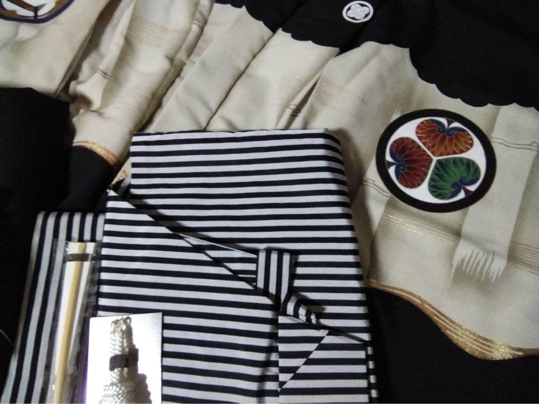 mica です。男の子用・5歳向け・化繊・ちりめん地のお着物と袴セット